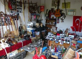 Antikaya merak saldı, garajını müzeye çevirdi