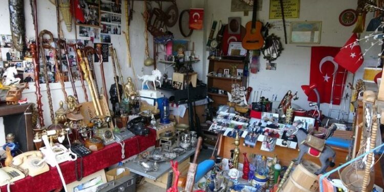 Antikaya merak saldı, garajını müzeye çevirdi