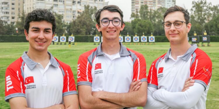 Klasik Yay Erkek Takımı Türkiye rekoru kırdı