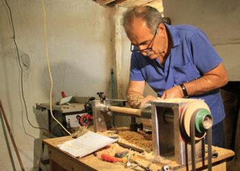 40 yıllık torna ustası enstrümana şekil veriyor