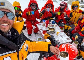 Everest’in zirvesinde çay partisi yapan dağcılar Guinness Rekorlar Kitabı’na girdi