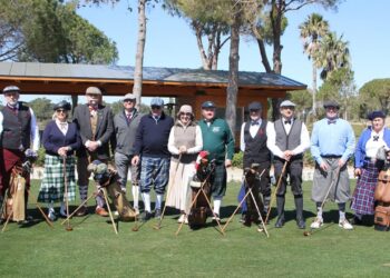 Antalya’da 100 yıllık ekipmanlarla golf oynandı
