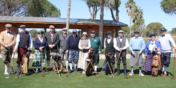 Antalya’da 100 yıllık ekipmanlarla golf oynandı