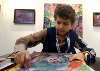 Küçük ressamın tuvalden eserleri sergide