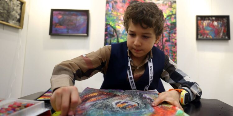 Küçük ressamın tuvalden eserleri sergide