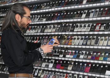 2 bin 779 telefon biriktirerek Guinness Rekorlar Kitabı’na girdi