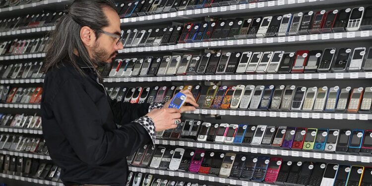 2 bin 779 telefon biriktirerek Guinness Rekorlar Kitabı’na girdi