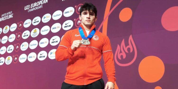 Milli güreşçilerden 3 madalya