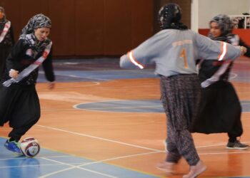 Ev kadınları yöresel kıyafetleriyle maça çıktı