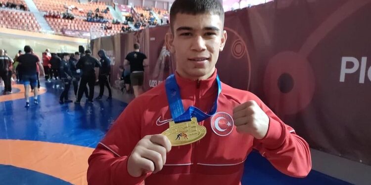 Milli güreşçi Emre Mutlu’dan altın madalya