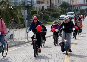 Kadınlar süslü bisikletleriyle pedal çevirdi