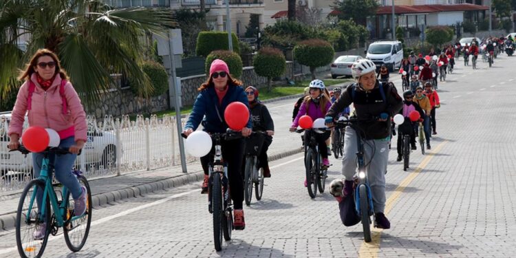 Kadınlar süslü bisikletleriyle pedal çevirdi