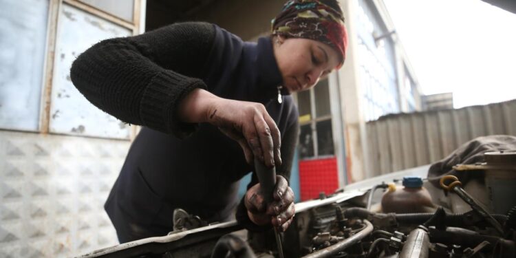 Sanayi’nin ‘usta kadınları’ özveriyle çalışıyor