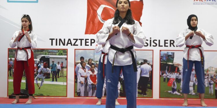 Üç arkadaş engelleri madalyalarla aşıyor