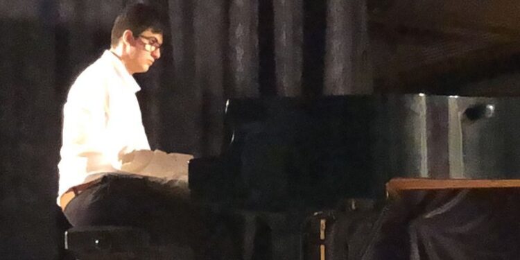 Piyanist Refik Salih’e Londra’da ödül