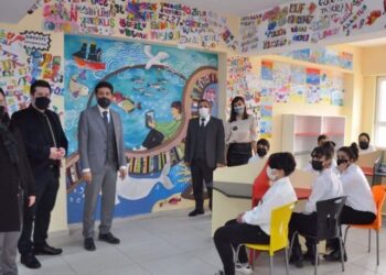 Ortaokula atıklardan kütüphane