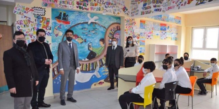 Ortaokula atıklardan kütüphane