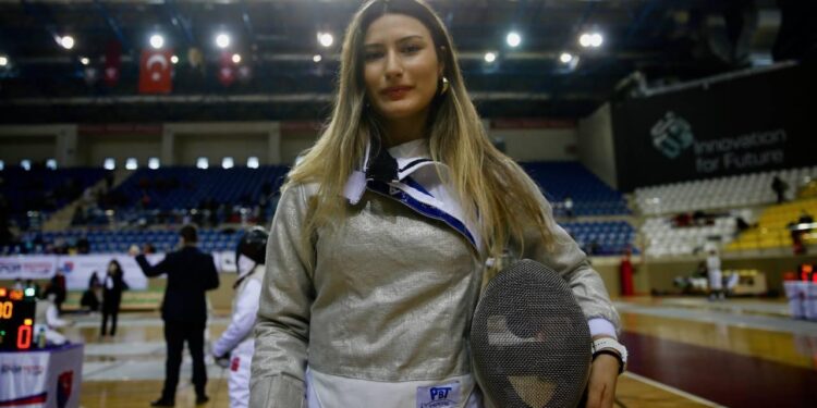 Milli eskrimci Nisanur Erbil Avrupa ikincisi oldu