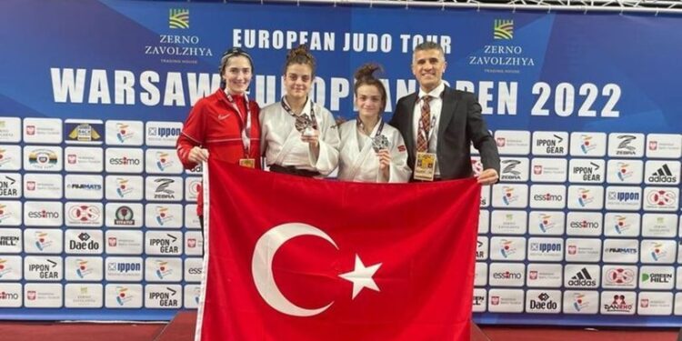 Milli judocular iki madalyayla başladı