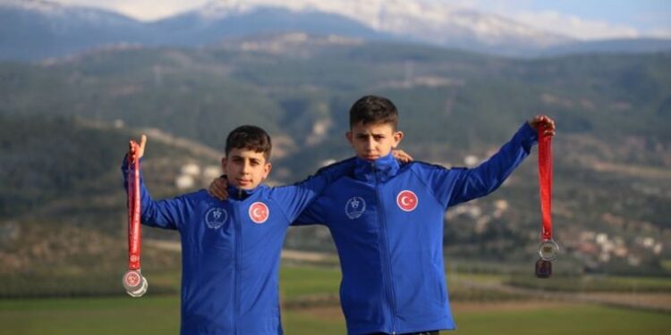 Güreşçi kuzenler, mesire alanında hazırlandıkları Dünya Şampiyonası’nda derece aldı