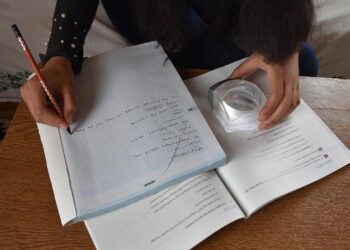 Mercekle ders çalışan Nazlıcan üniversite hayalini gerçekleştirdi