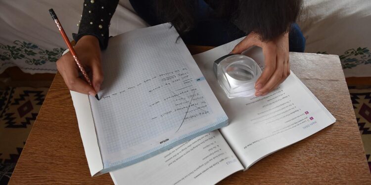 Mercekle ders çalışan Nazlıcan üniversite hayalini gerçekleştirdi