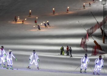 Palandöken’de “gece kayağı” keyfi
