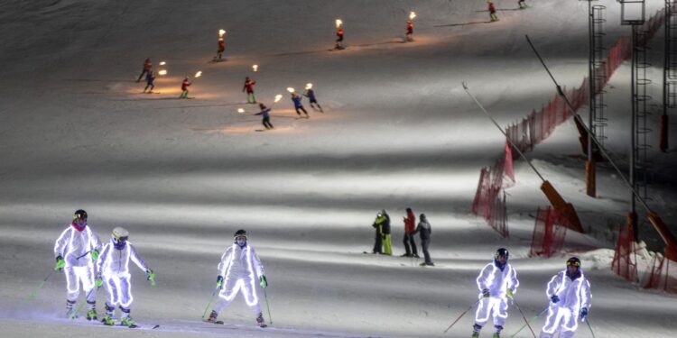 Palandöken’de “gece kayağı” keyfi