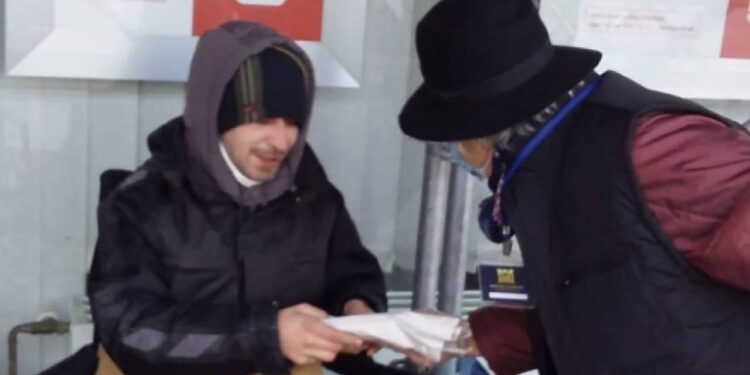 Almanya’da yaşayan Türklerden sokakta yaşayanlara yardım