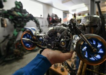 Hurda otomobil parçaları heykele dönüştü