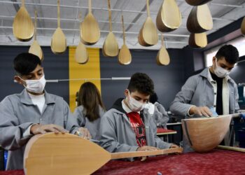 Gaziantep’te güzel sanatlar lisesi öğrencileri çaldıkları enstrümanı kendileri yapıyor