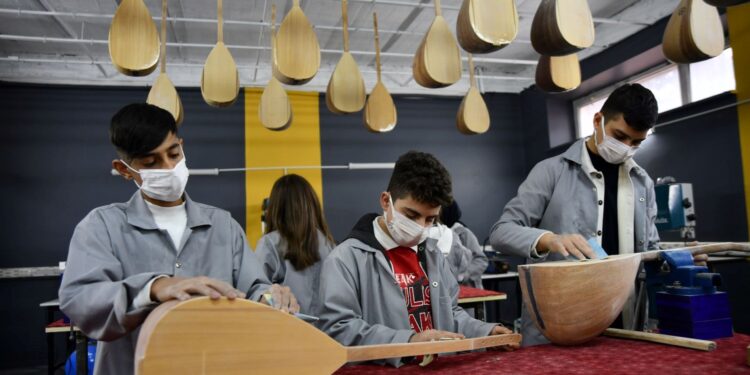 Gaziantep’te güzel sanatlar lisesi öğrencileri çaldıkları enstrümanı kendileri yapıyor