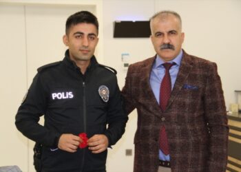 Sigarayı bırakan polisler altınla ödüllendirildi