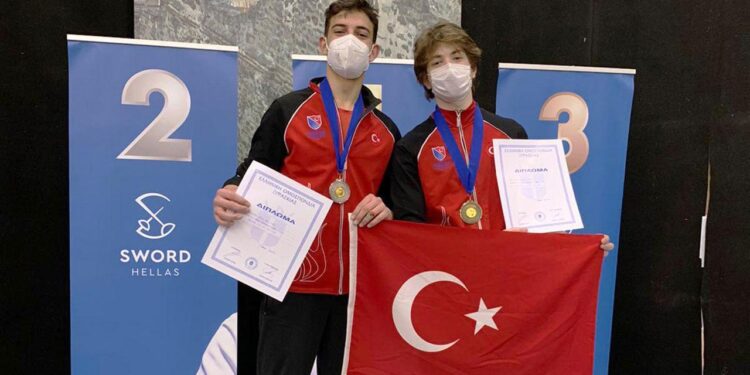 Eskrimde bir gümüş bir bronz madalya