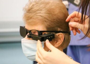 88 yaşındaki kadın, biyonik göz takılan ilk Birleşik Krallık hastası oldu