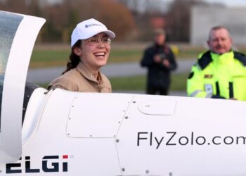 Rutherford dünyanın çevresini tek başına uçan en genç kadın oldu