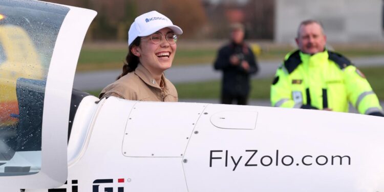 Rutherford dünyanın çevresini tek başına uçan en genç kadın oldu