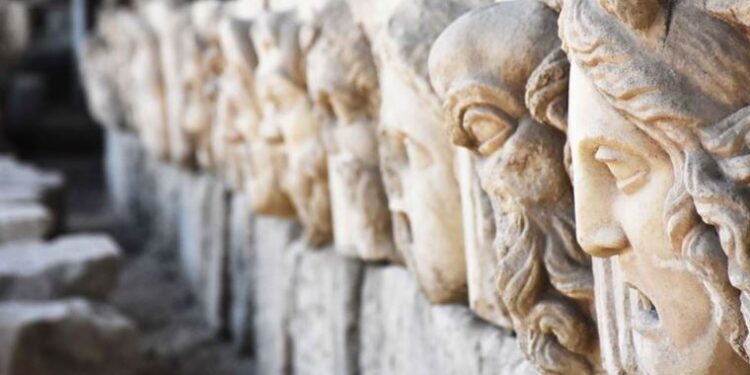 Heyecan yaratan keşif: 2 bin 200 yıllık masklar bulundu