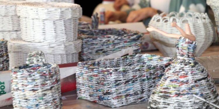 Atık kağıtlardan süs eşyasına…