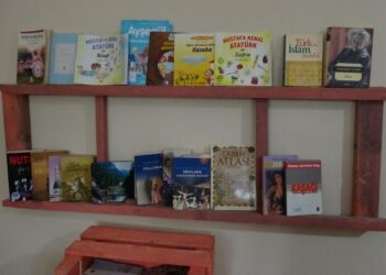 Atık malzemelerden kütüphane kurdular