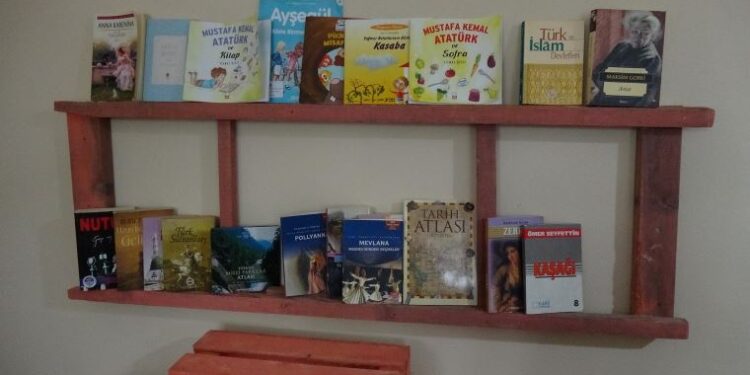 Atık malzemelerden kütüphane kurdular