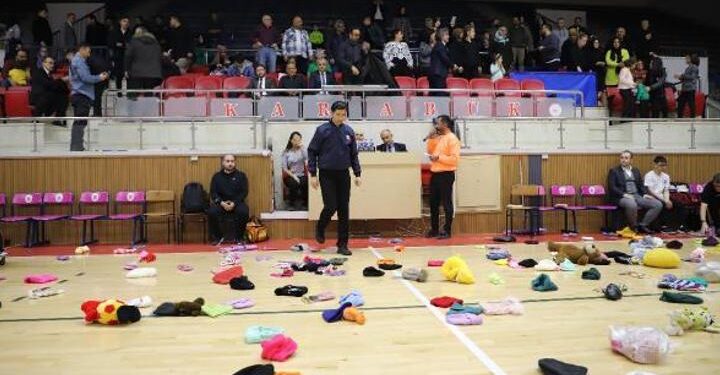 Depremzede çocuklar için sahaya oyuncak, atkı ve bere attılar