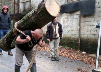 Rize’nin Rambosu 283 kilogramlık kütüğü sırtında taşıdı