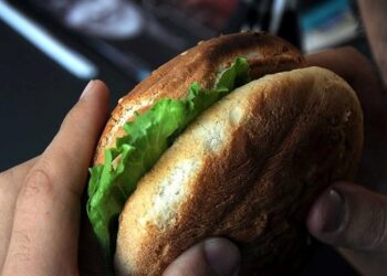 Yapay zeka siparişinizi alacak: Dünyanın ilk robot aşçılı restoranı açıldı