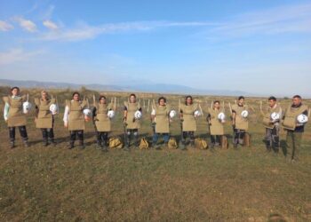 Azerbaycanlı kadınlar mayın temizleme görevinde