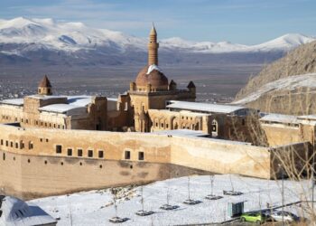 İshak Paşa Sarayı mevsimin ilk karıyla beyaza büründü