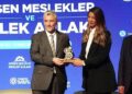 İş Ahlakı Ödülü Fulya Öztürk’e verildi