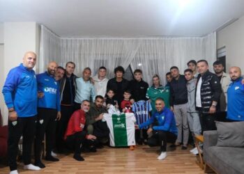 Bursaspor’dan yüzüne biber gazı sıkılan çocuğu evinde ziyaret