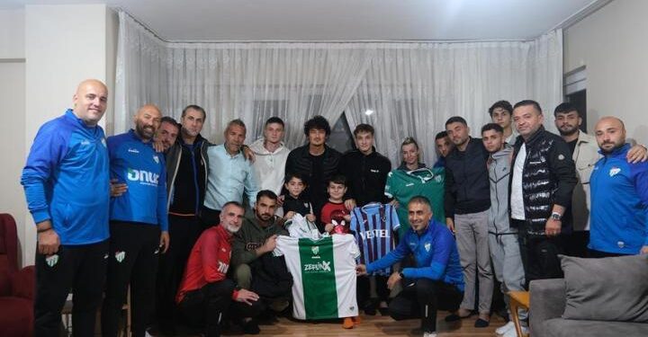 Bursaspor’dan yüzüne biber gazı sıkılan çocuğu evinde ziyaret