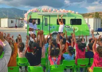 Deprem bölgesindeki çocuklara “Masal Karavanı” projesi ile destek